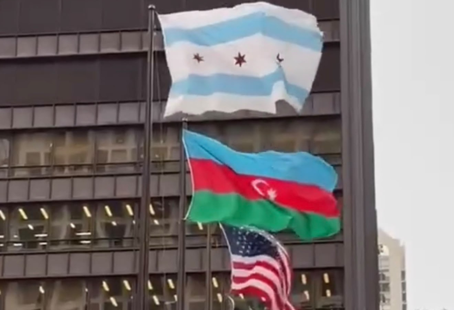 La bandera de Azerbaiyán se iza en el centro de Chicago