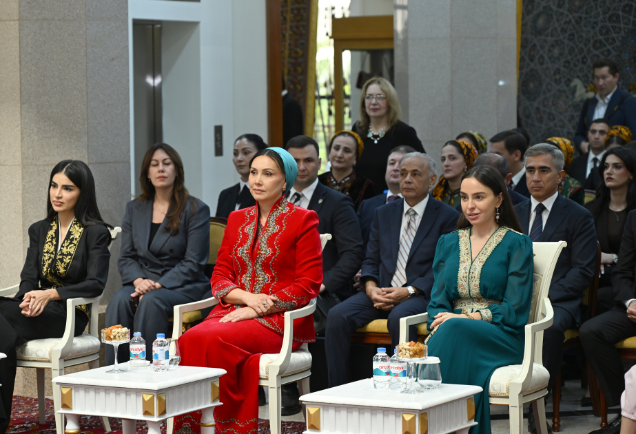 Leyla Aliyeva visite le Musée national du tapis à Achgabat
