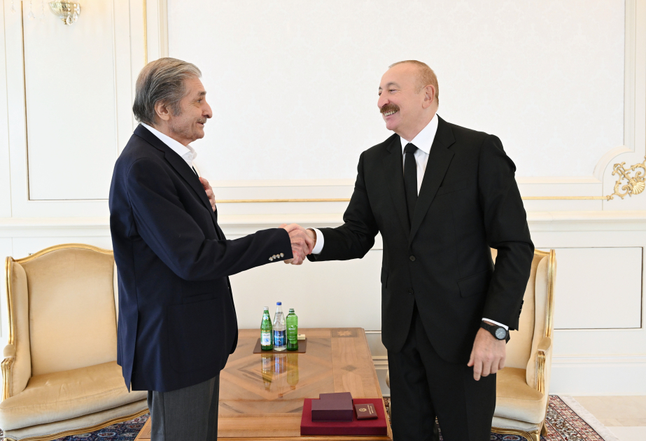 Prezident İlham Əliyev Xalq rəssamı Fərhad Xəlilova “İstiqlal” ordenini təqdim edib YENİLƏNİB VİDEO