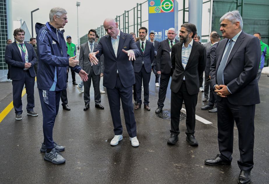 Des officiels visitent le Complexe de compétition de Hövsan lors de la première journée de la Coupe du monde U-15
