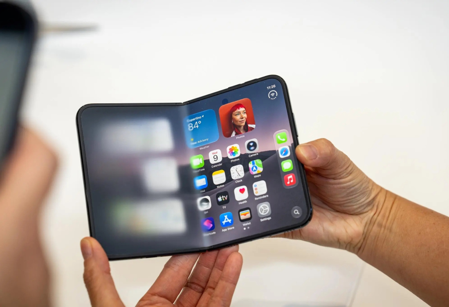 “Bloomberg”: İstifadəçilər “iPhone Duo”nun ekran problemlərindən şikayətlənirlər