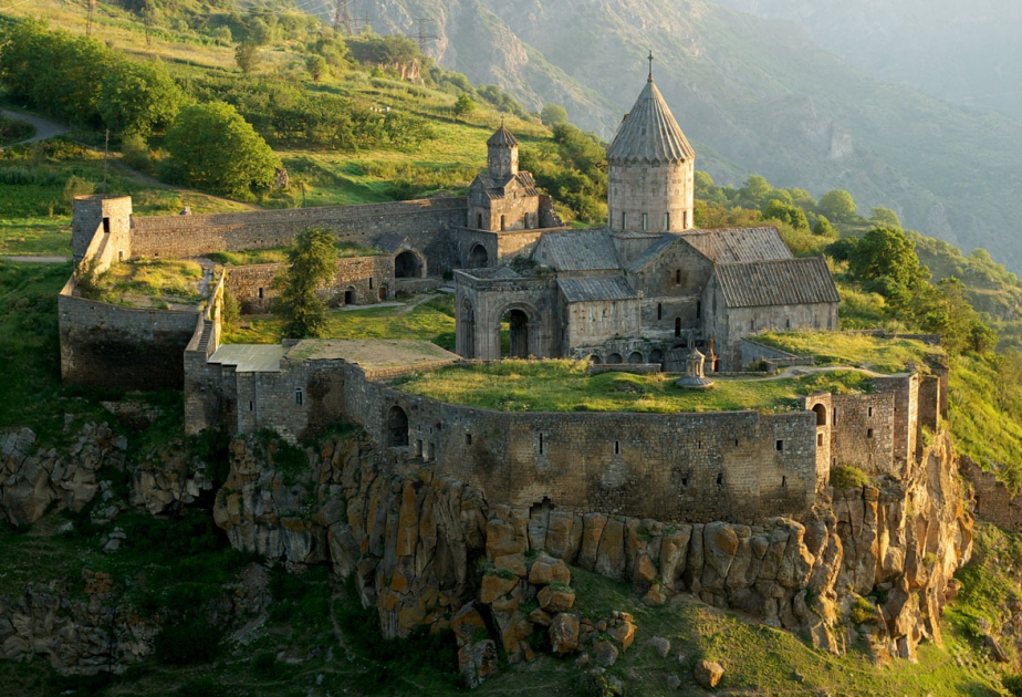 Наши исторические памятники в Западном Азербайджане -  храм Татев