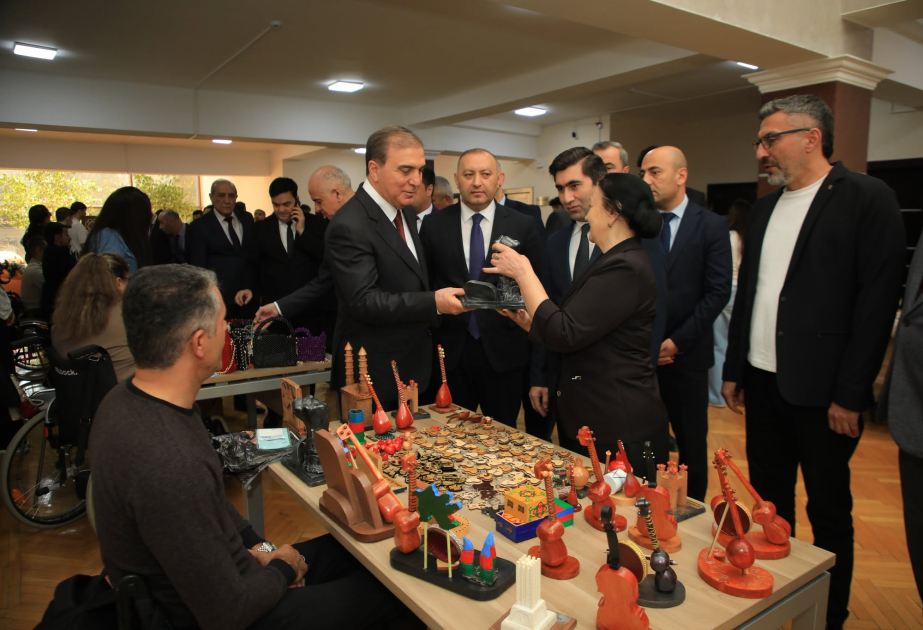 Gəncədə fiziki məhdudiyyətli şəxslərin əl işlərindən ibarət satış-sərgi keçirilib