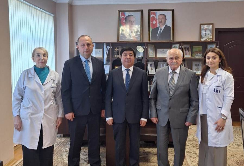 Çinli alim Kimya İnstitutunda laboratoriyaların fəaliyyəti ilə tanış olub