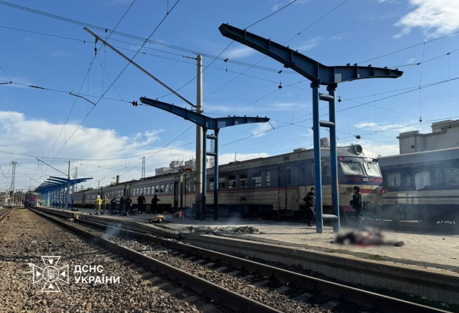 РФ ударила по электропоезду в Днепре, 13 человек погибли