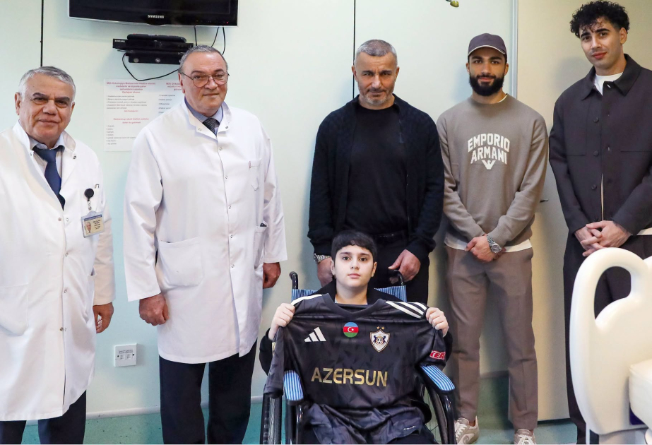 “Qarabağ”ın baş məşqçisi və futbolçuları Milli Onkologiya Mərkəzinin Uşaq Klinikasını ziyarət ediblər