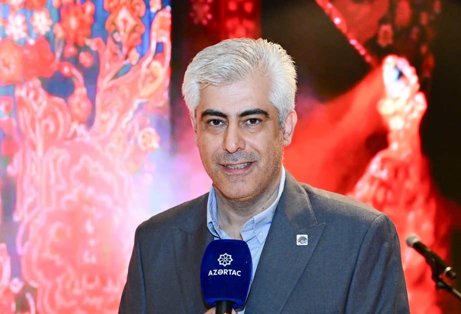 Xalçaçı-rəssam: Lətif Kərimovun eskizləri əsasında iki xalça hazırlanıb