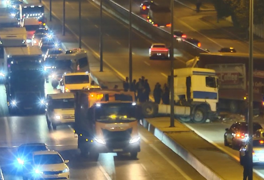 Bakıda yük avtomobili qəza törədib, hərəkət məhdudlaşdırılıb