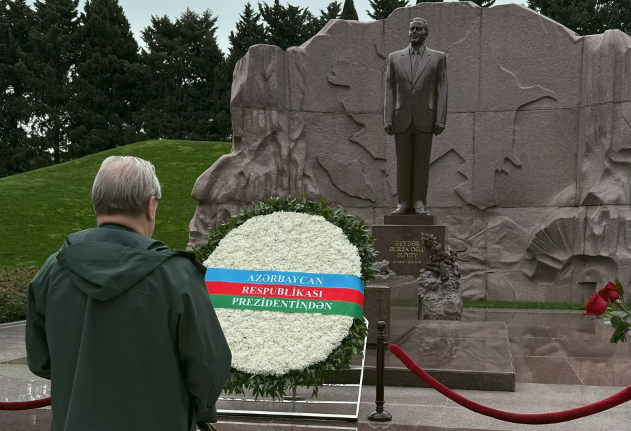 Gennadi Xazanov Fəxri xiyabanda Ümummilli Lider Heydər Əliyevin məzarını ziyarət edib