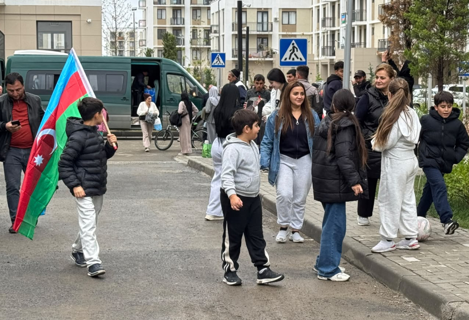 Un nuevo grupo de desplazados internos llega a la ciudad de Aghdam