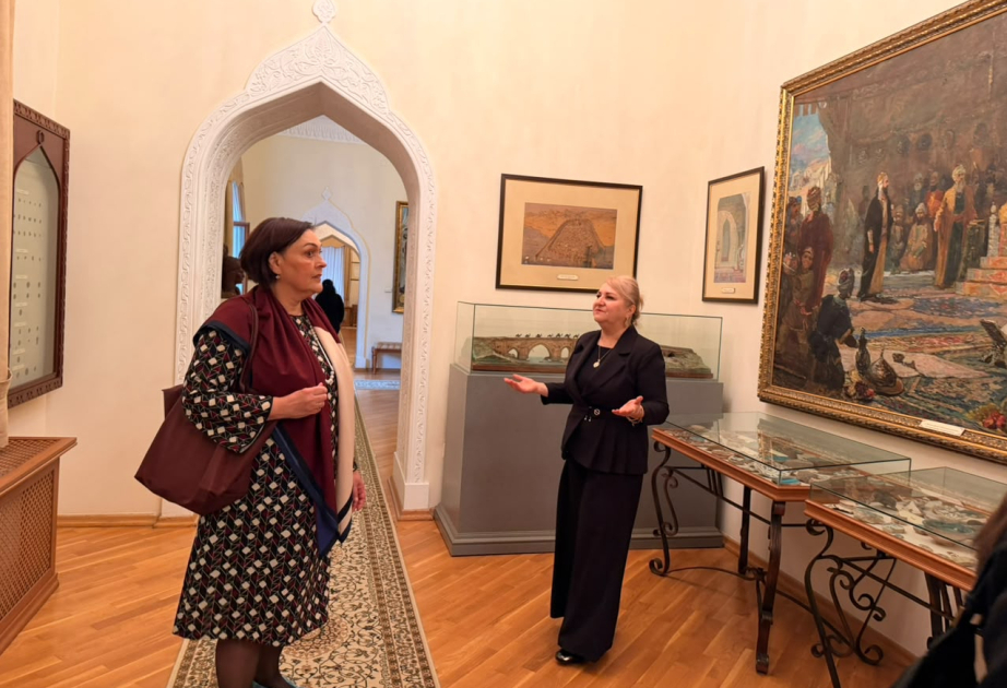 Ehefrau des ehemaligen kroatischen Präsidenten besucht Literaturmuseum in Baku