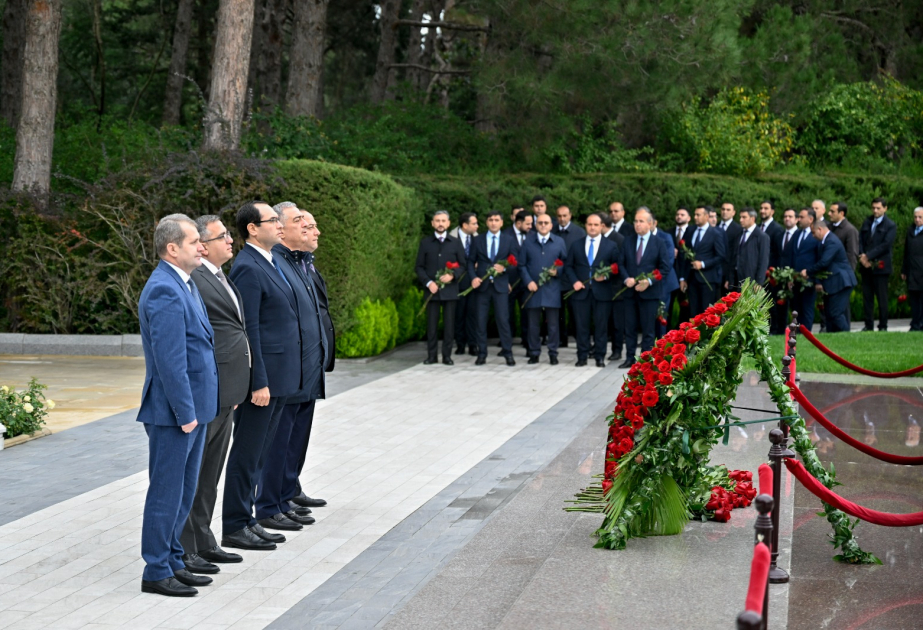 Kənd Təsərrüfatı Nazirliyinin kollektivi peşə bayramı münasibətilə Fəxri Xiyaban və Şəhidlər Xiyabanını ziyarət edib