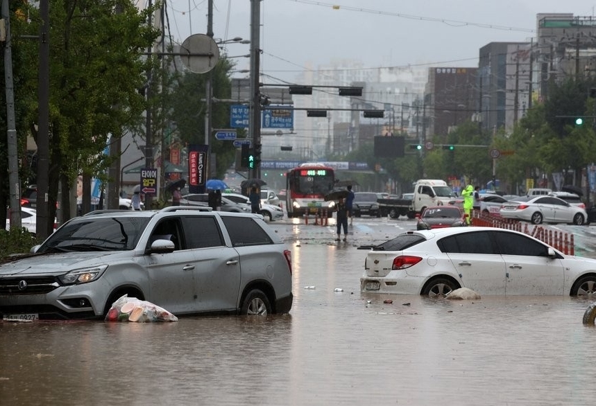 Cənubi Koreyada musson yağışları 21 nəfərin həyatına son qoyub