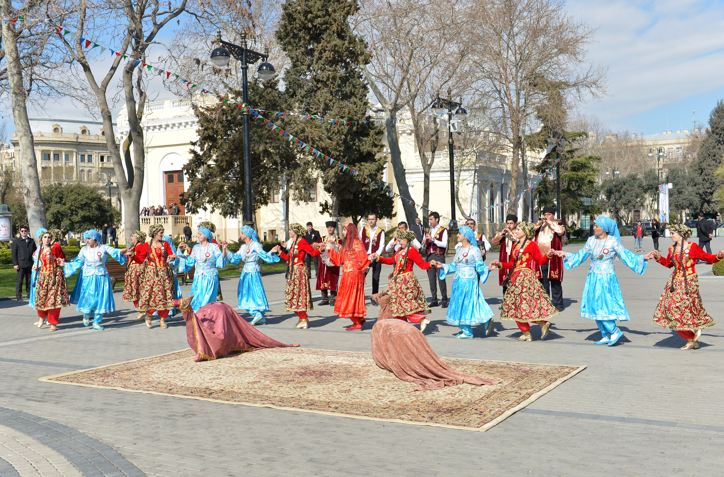 Когда будет навруз в 2024 году. Азербайджан Навруз празднование. Новруз байрам Баку. Национальные праздники Азербайджана Новруз. Навруз байрам в Азербайджане традиции.