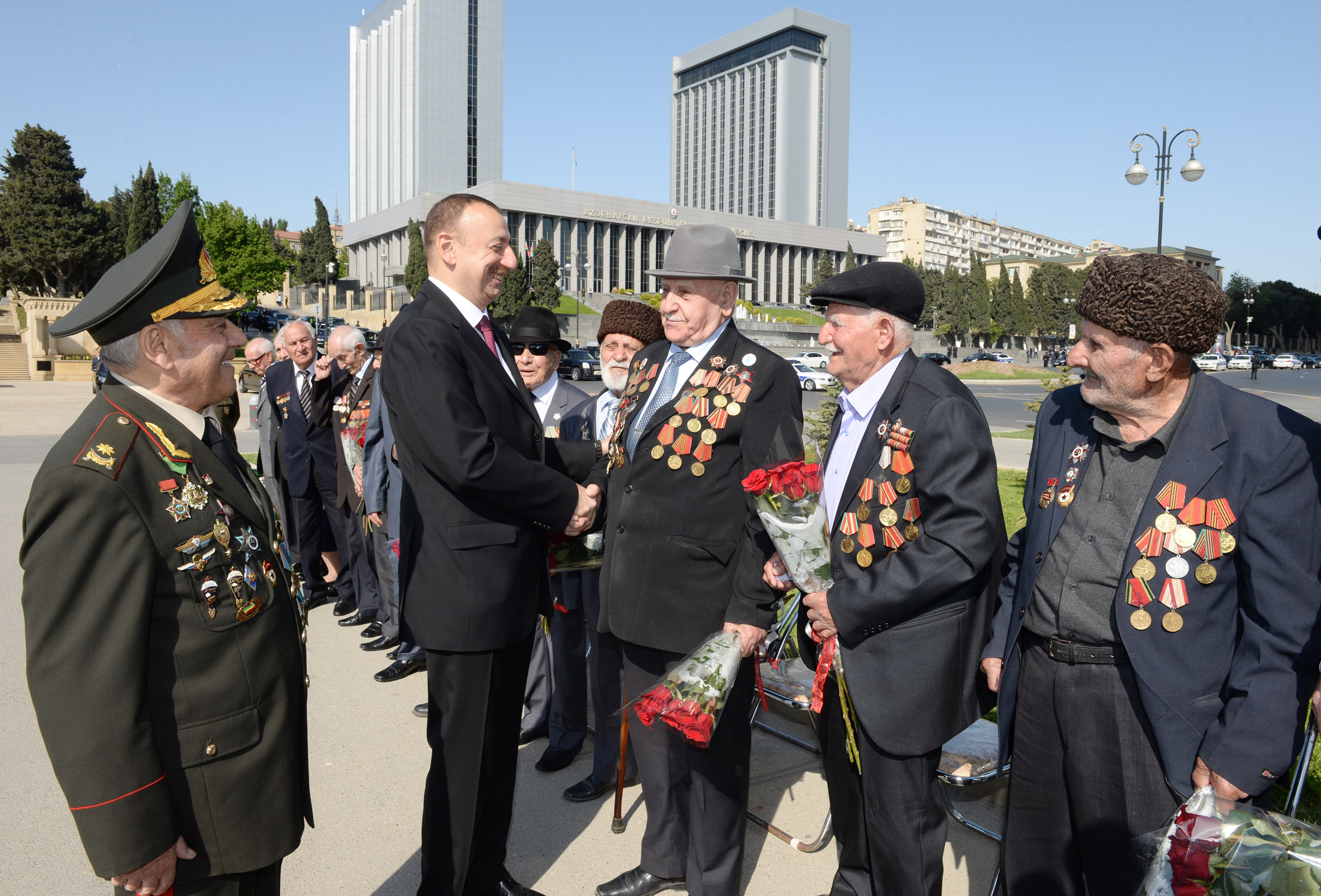 День победы участие. Ветераны Отечественной войны 1941 Азербайджана. Ильхам Алиев и ветераны ВОВ. Ветераны в Баку. День Победы в Азербайджане.