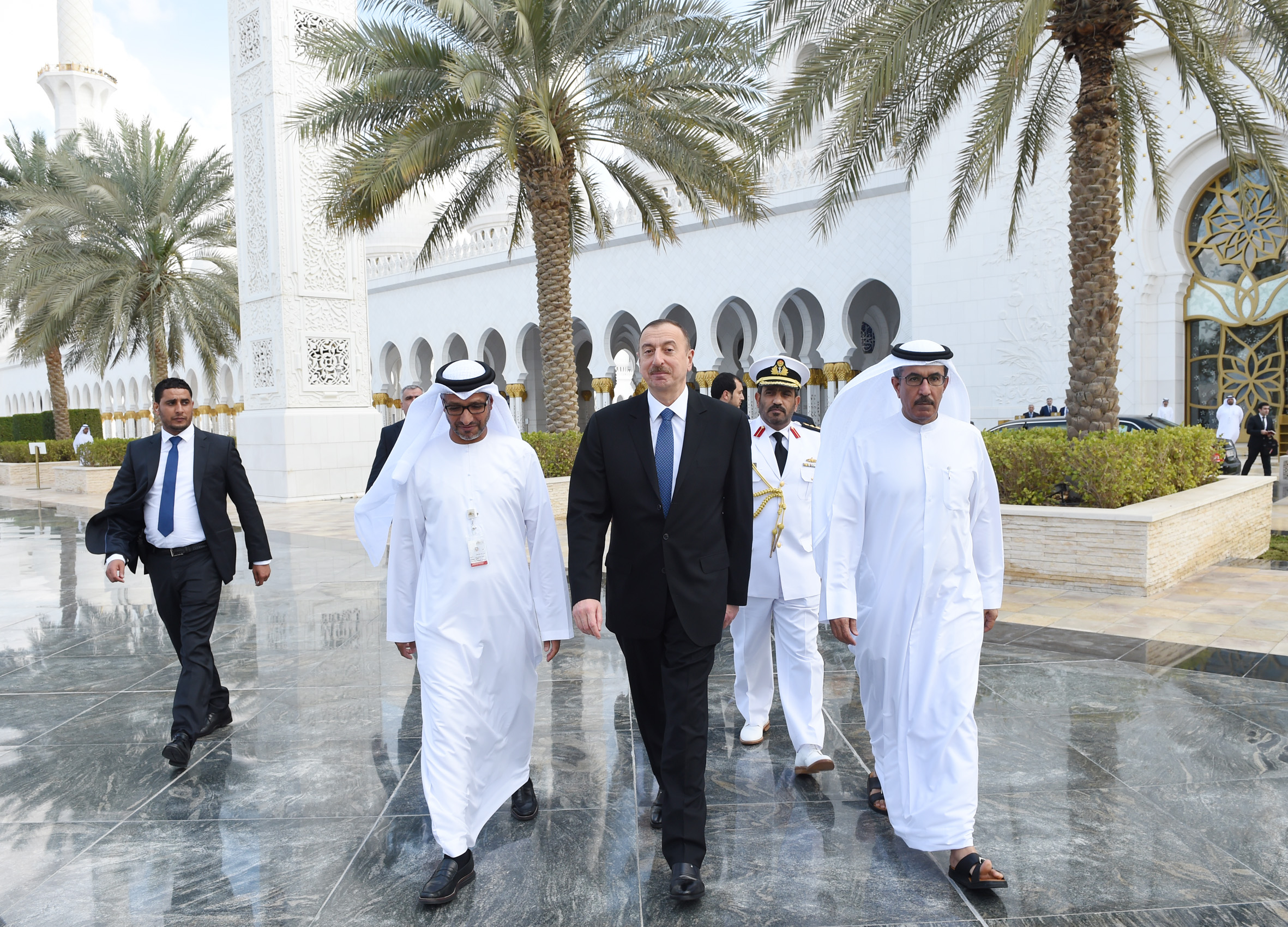 President visit. Шейх Абу Даби. Ильхам Алиев в мечети. Шейх Зайед похороны. Могила президента Абу Даби.