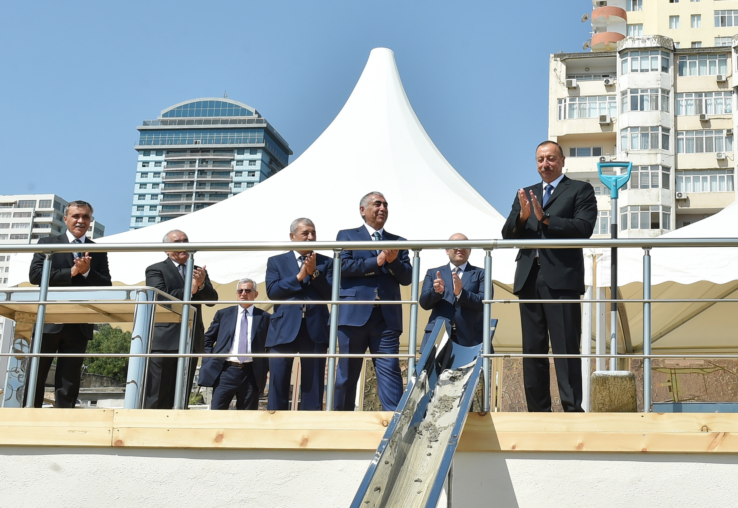 Дом президента Баку. Алиев заложил фундамент новой электростанции. Фото президента Баку.