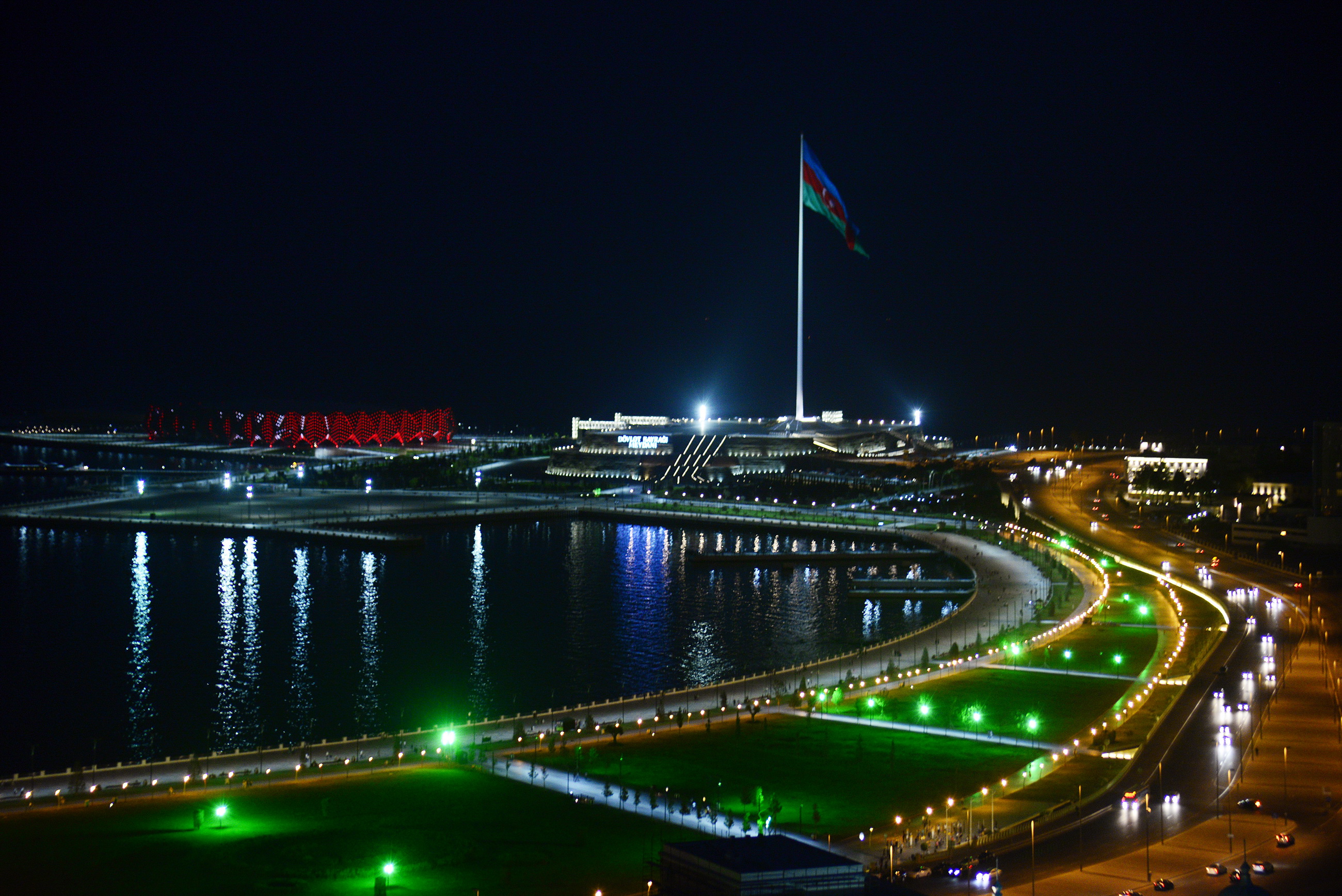 Флаг Азербайджана в Баку ночью