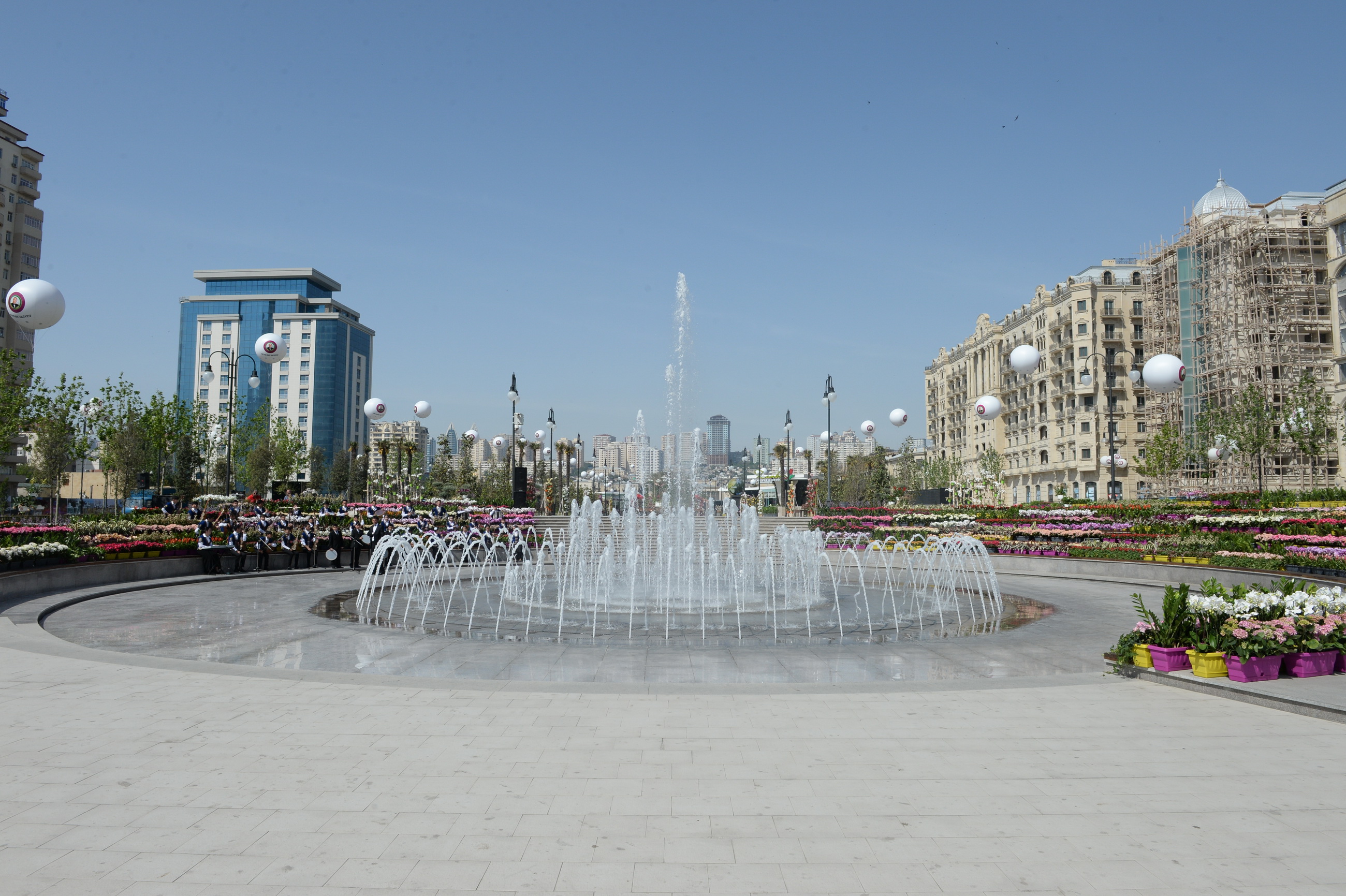 Фонтан белые лилии в Баку