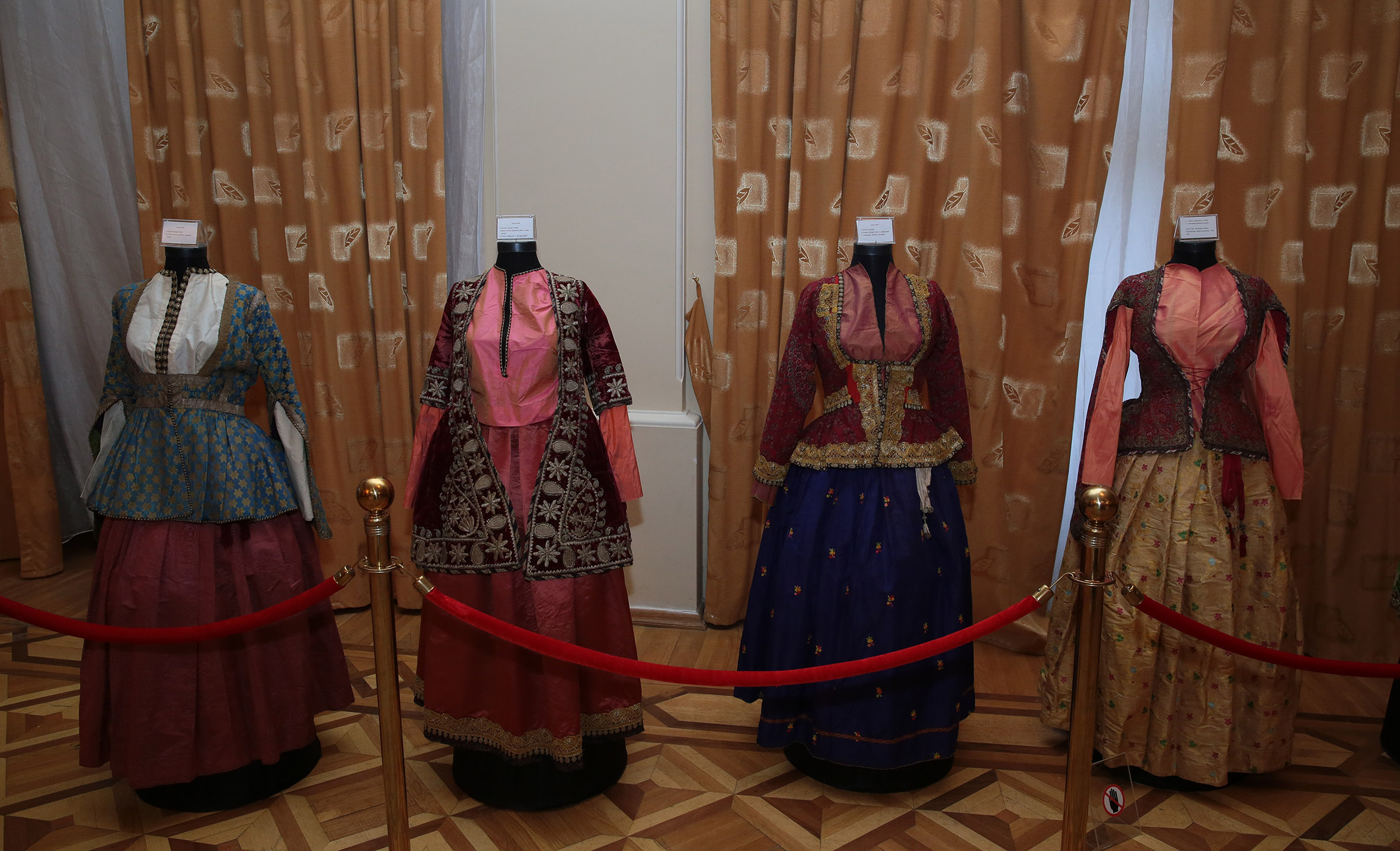 Азербайджанской национальный костюм Сюник