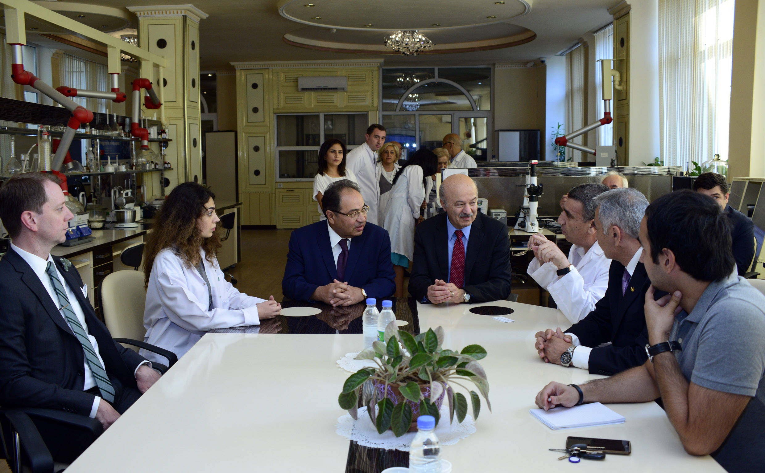 加拿大部长访问巴库国立大学