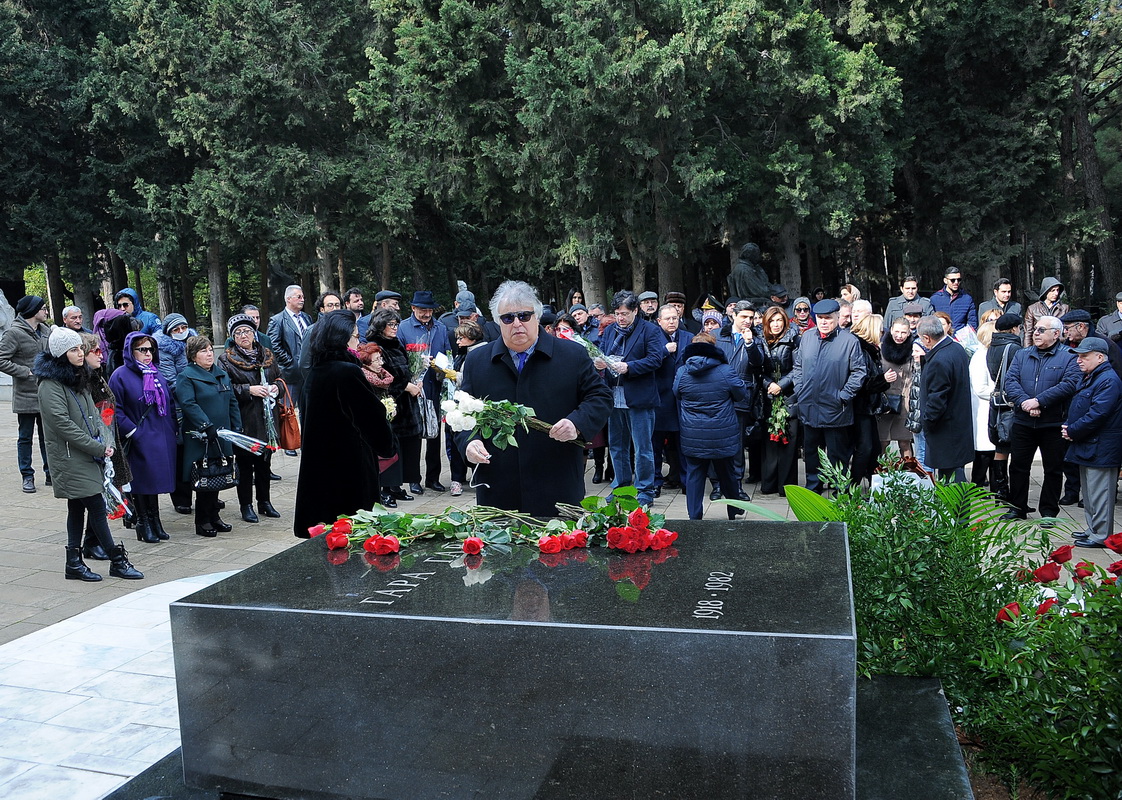 Караева предатель вторая семья мужа. Qara Qarayev могила. Аллея почетного захоронения в Баку. Аллея почетных захоронений Таганрог.