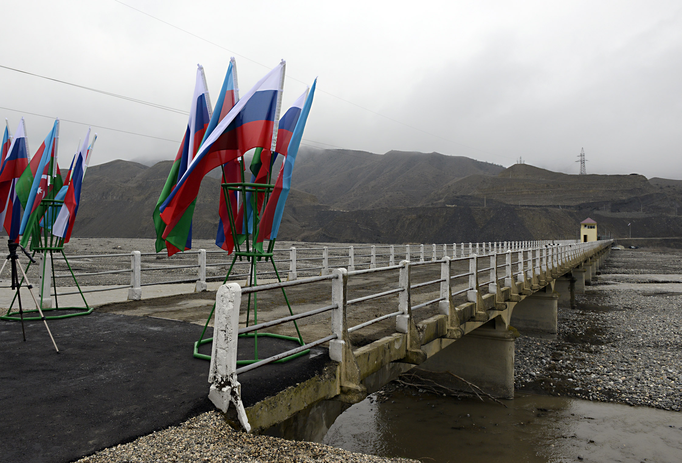 Город на границе с азербайджаном. Граница Дагестана и Азербайджана. Граница Дагестан Азербайджан таможенный пункт. Государственная граница Азербайджана.