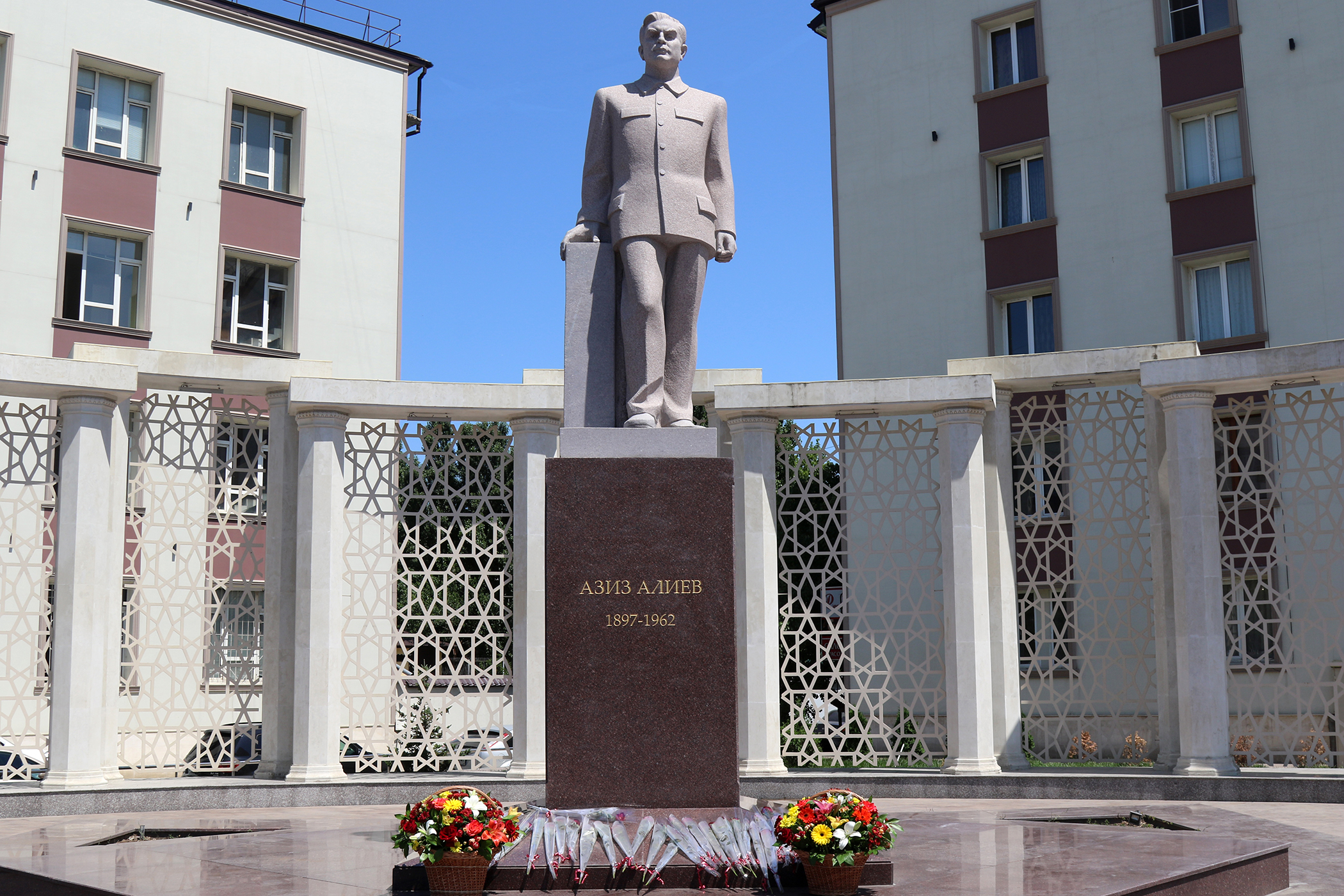 Памятник Азизу Алиеву в Махачкале