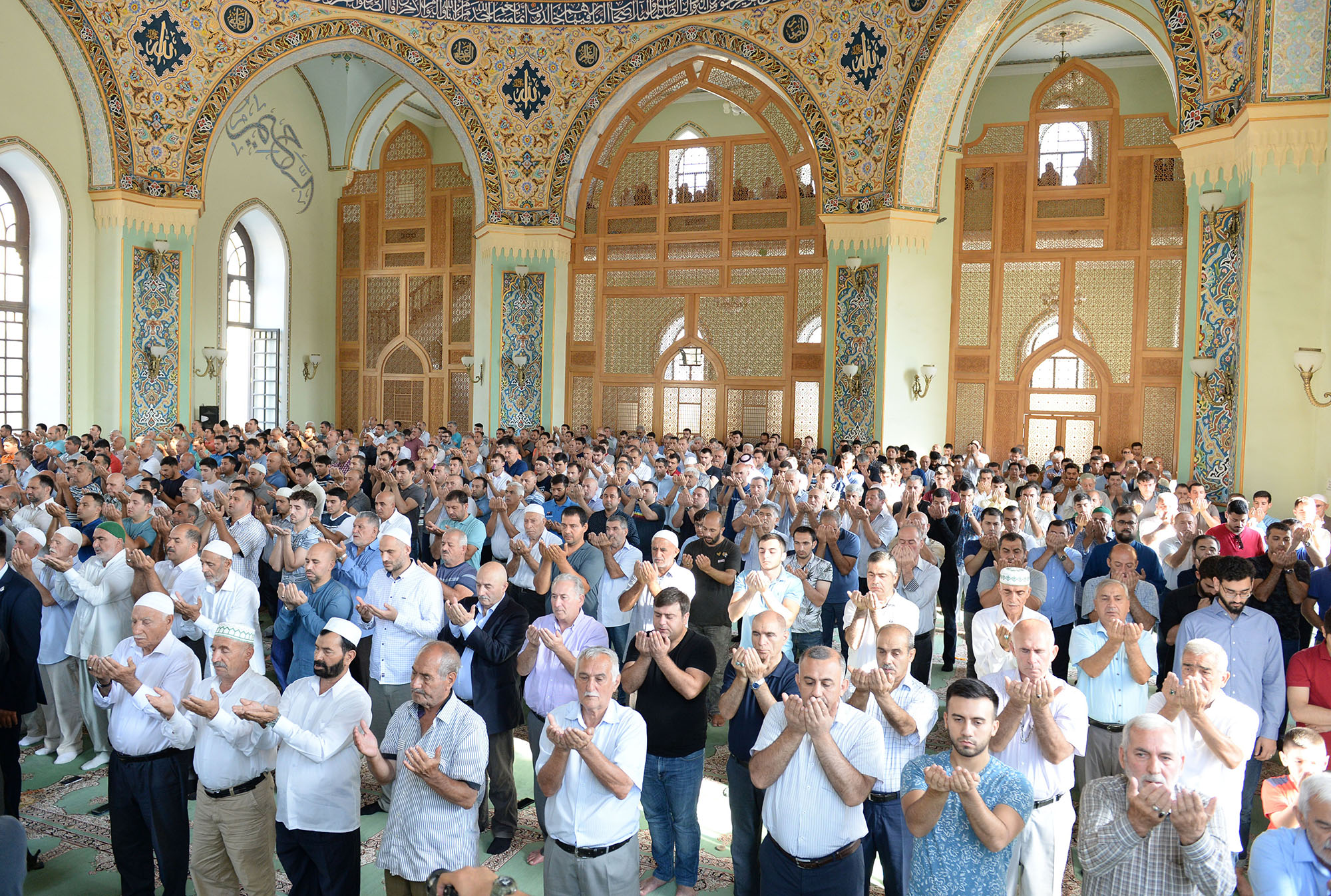 Праздничный намаз дома женщинам. Религиозный обряд в Бакинской мечети "Аждарбей". Азербайджанский мечеть для ватсапа. В Азербайджане состоялся праздничный намаз фото. Сегодня праздничный намаз в Сочи.
