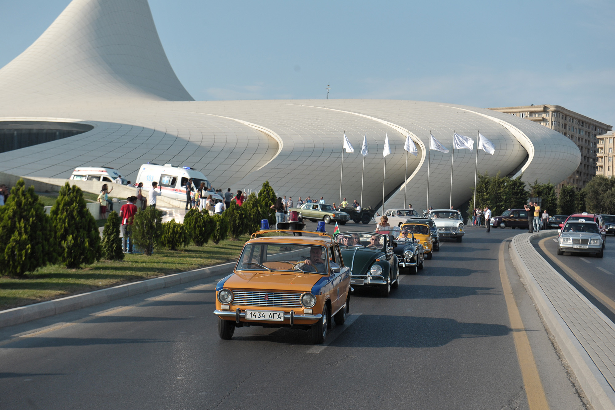 Baku cars. Баку музей Гейдара Алиева ретро авто. Музей Гейдара Алиева автомобили. Центр Гейдара Алиева выставка машин. Баку выставка ретромобилей в центре Гейдара Алиева.