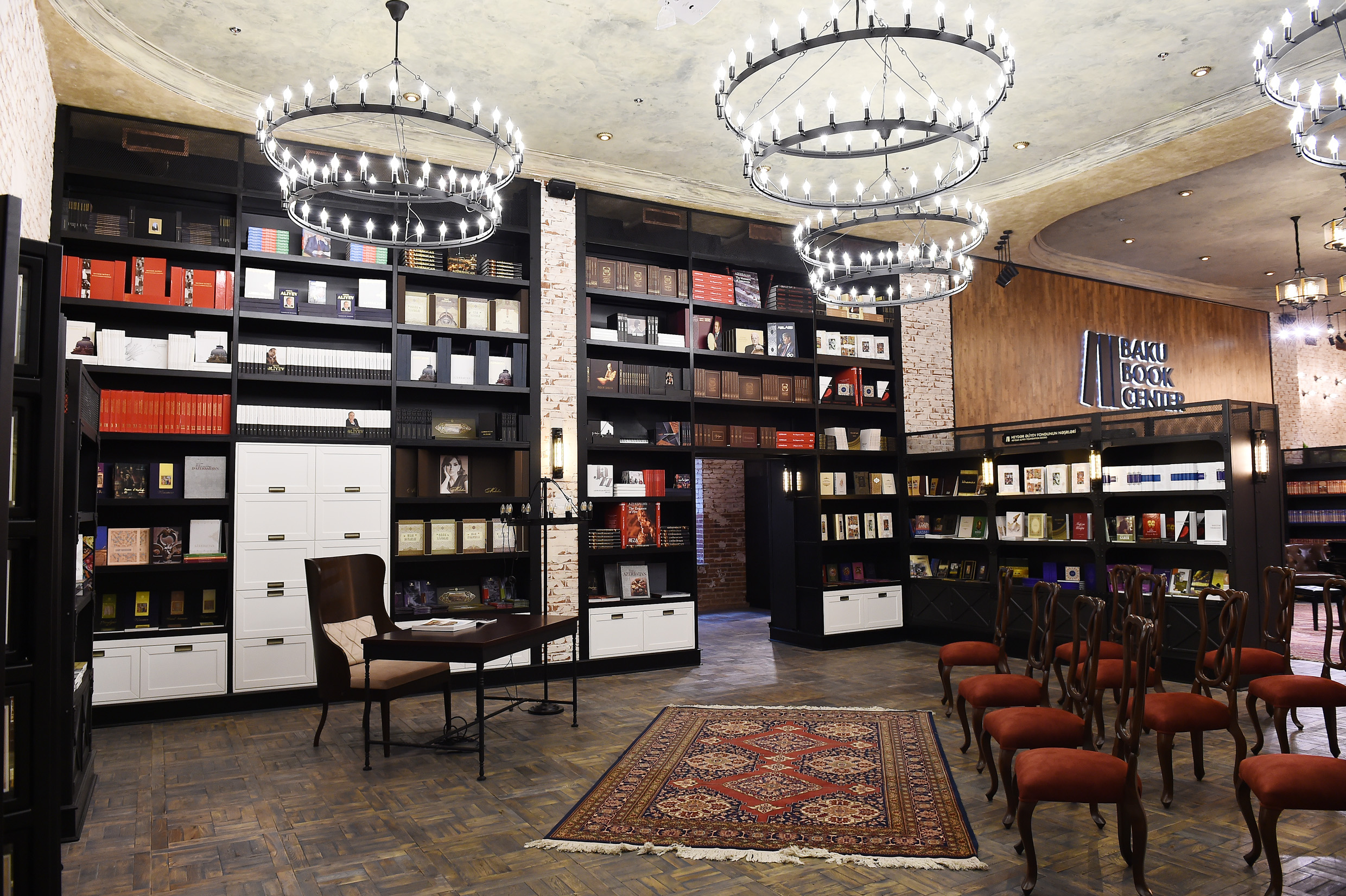 Baku book center. Бакинский книжный центр. Баку бук центр. Книжные магазины в Баку. Красивая Баку библиотека.