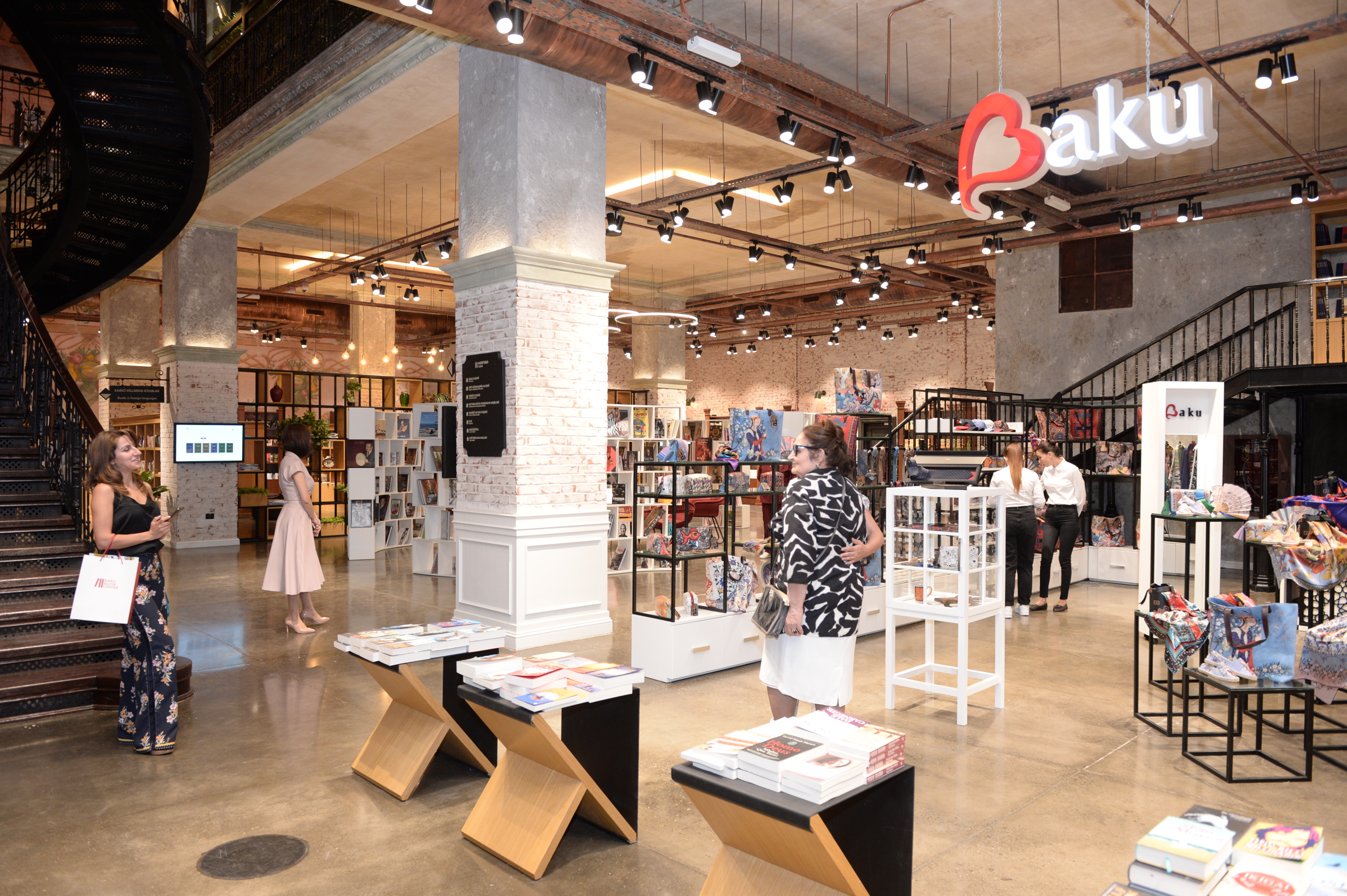 Baku book center. Баку бук центр. Бакинский книжный центр. Книжные магазины в Баку. Баку бук центр кафе.