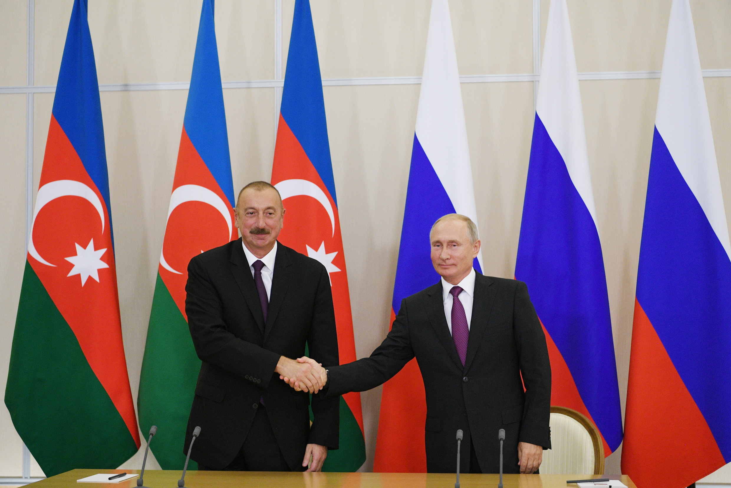 Россия и ее политика. Флаг Азербайджана с Ильхамом Алиевым.