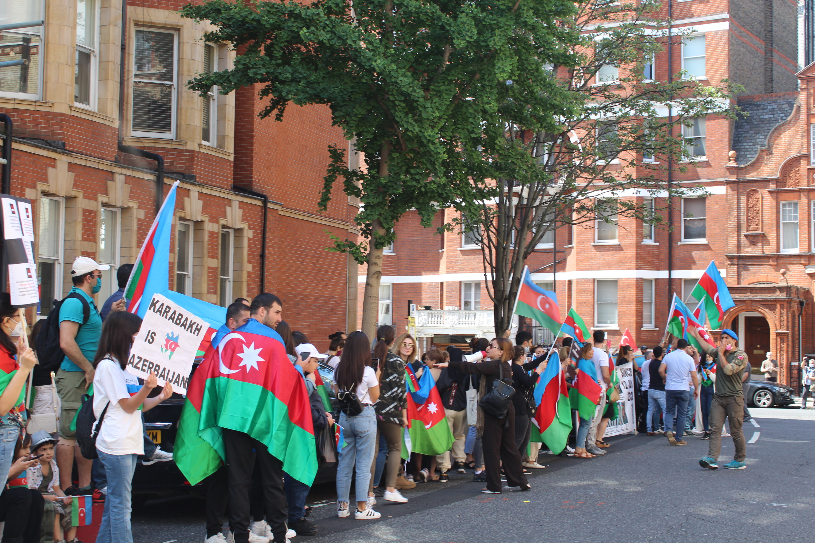 Aserbaidschaner in London veranstalten Protestaktion gegen ...