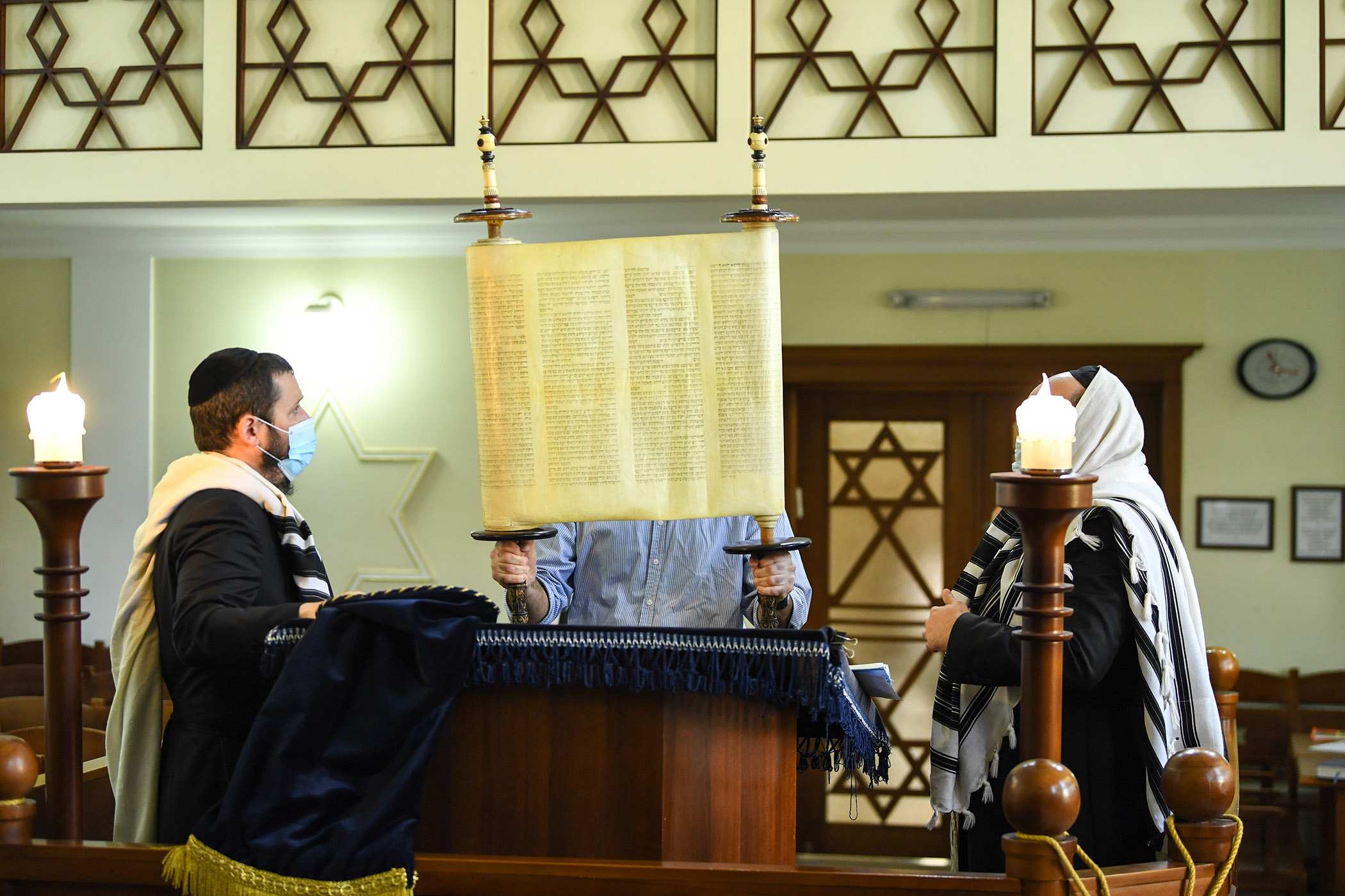 Какие синагоги восстановлены. Синагога Баку Ашкенази. Синагога Равина Иудея. Менора в синагоге иудаизм.
