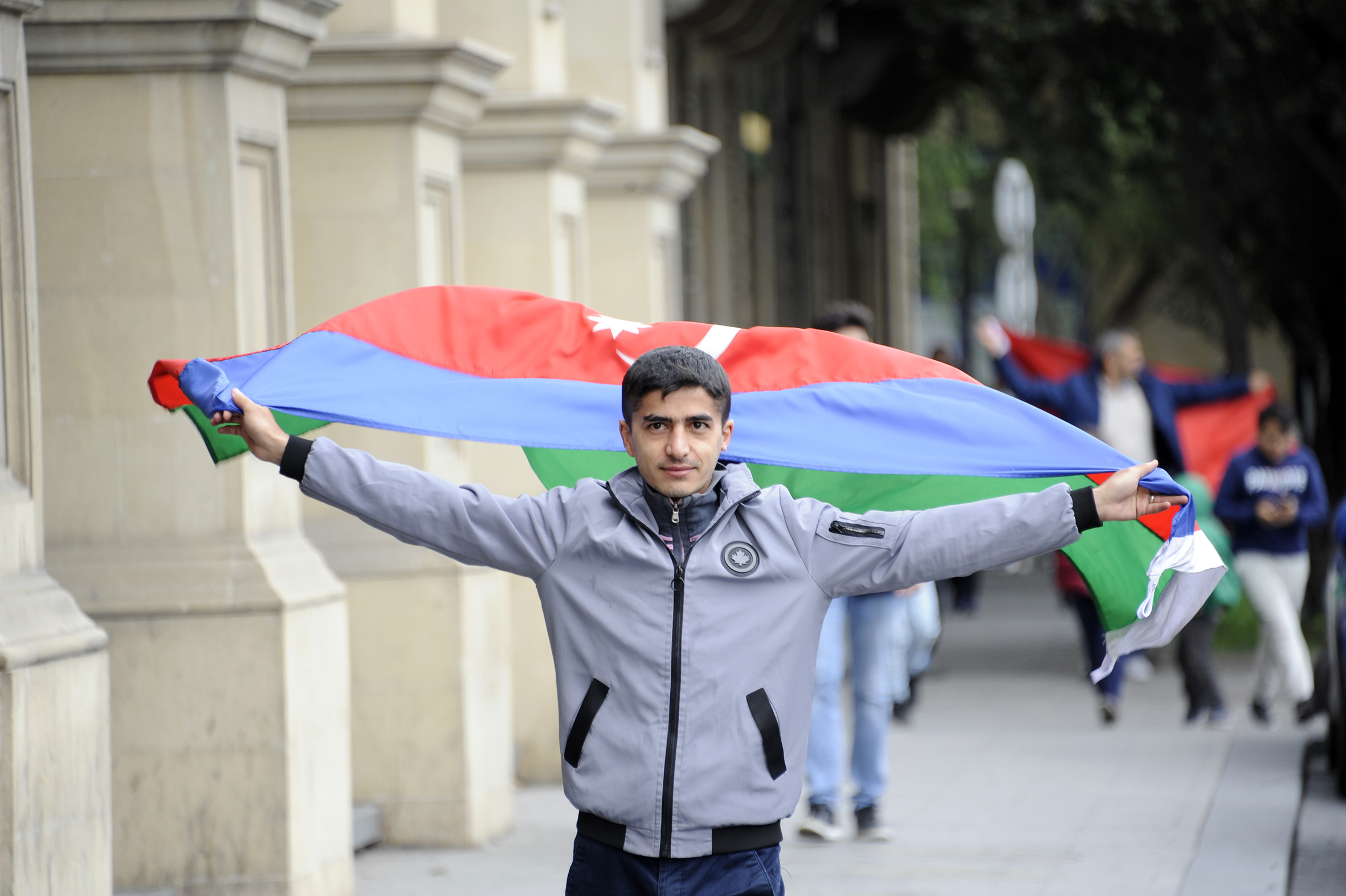 Азербайджан в ноябре. Азербайджанцы народ. Азербайджанский народ с флагом. Шуша азербайджанским флагом.