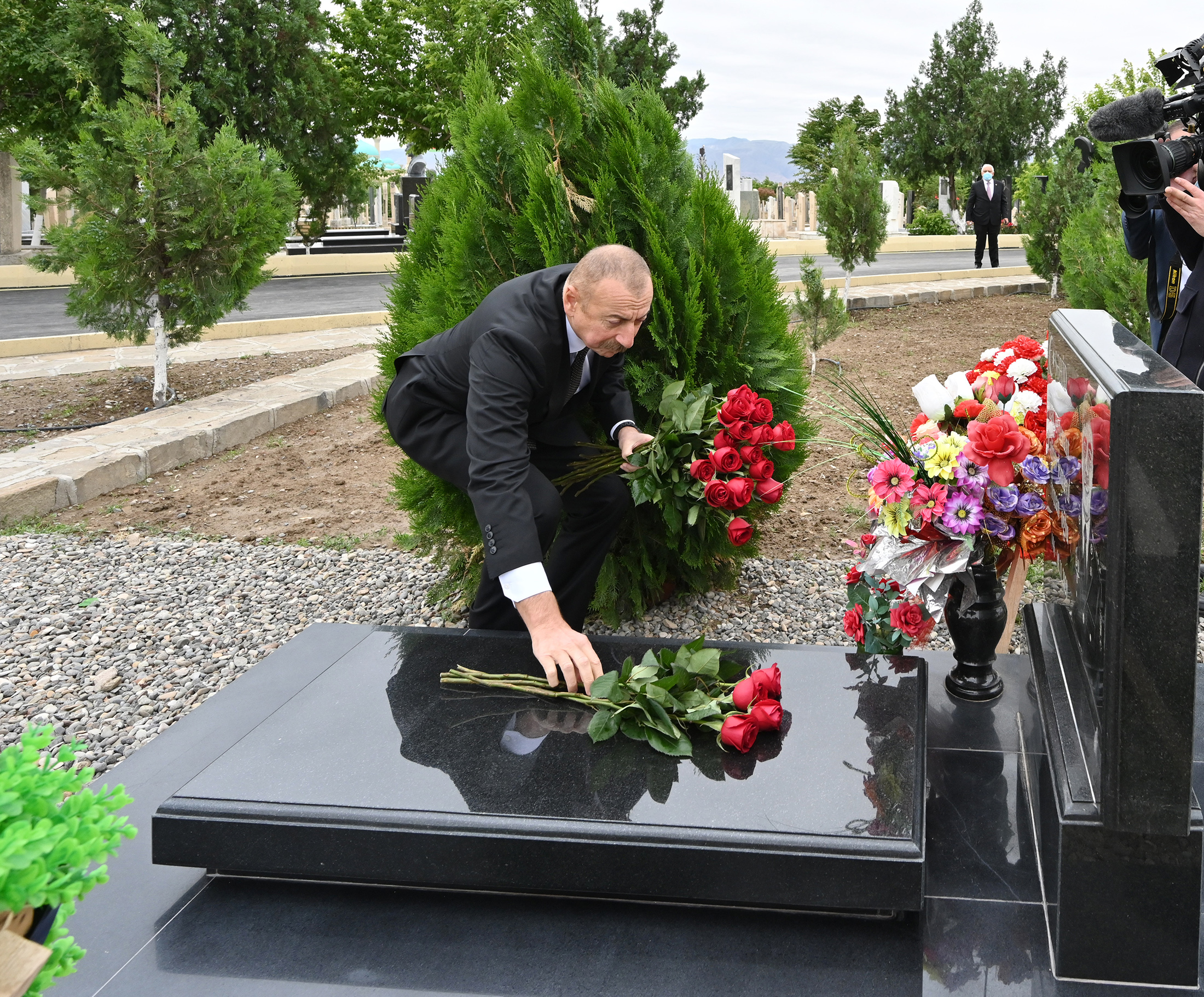 Дедушка похоронен. Могила Рахата Алиева. Рахат Алиев могила. Могила Деда Хасана.