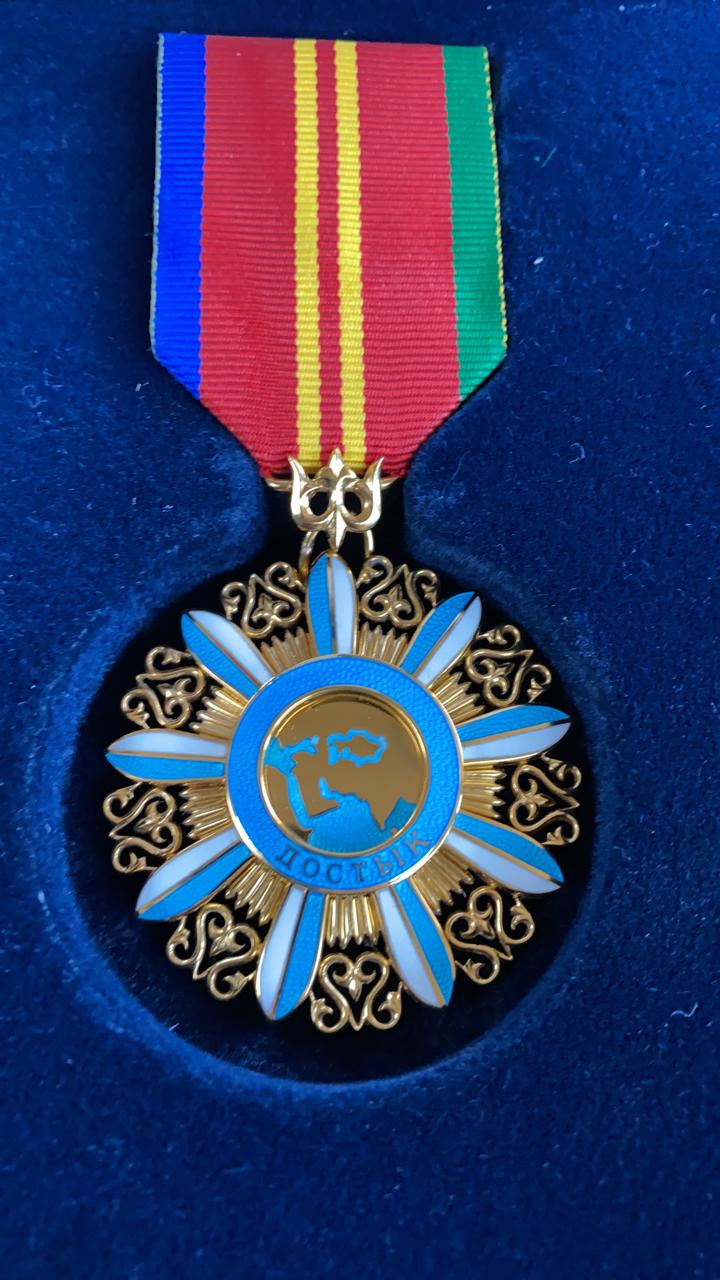 Embajador de Azerbaiyán en Kazajistán recibe la Orden de la Amistad