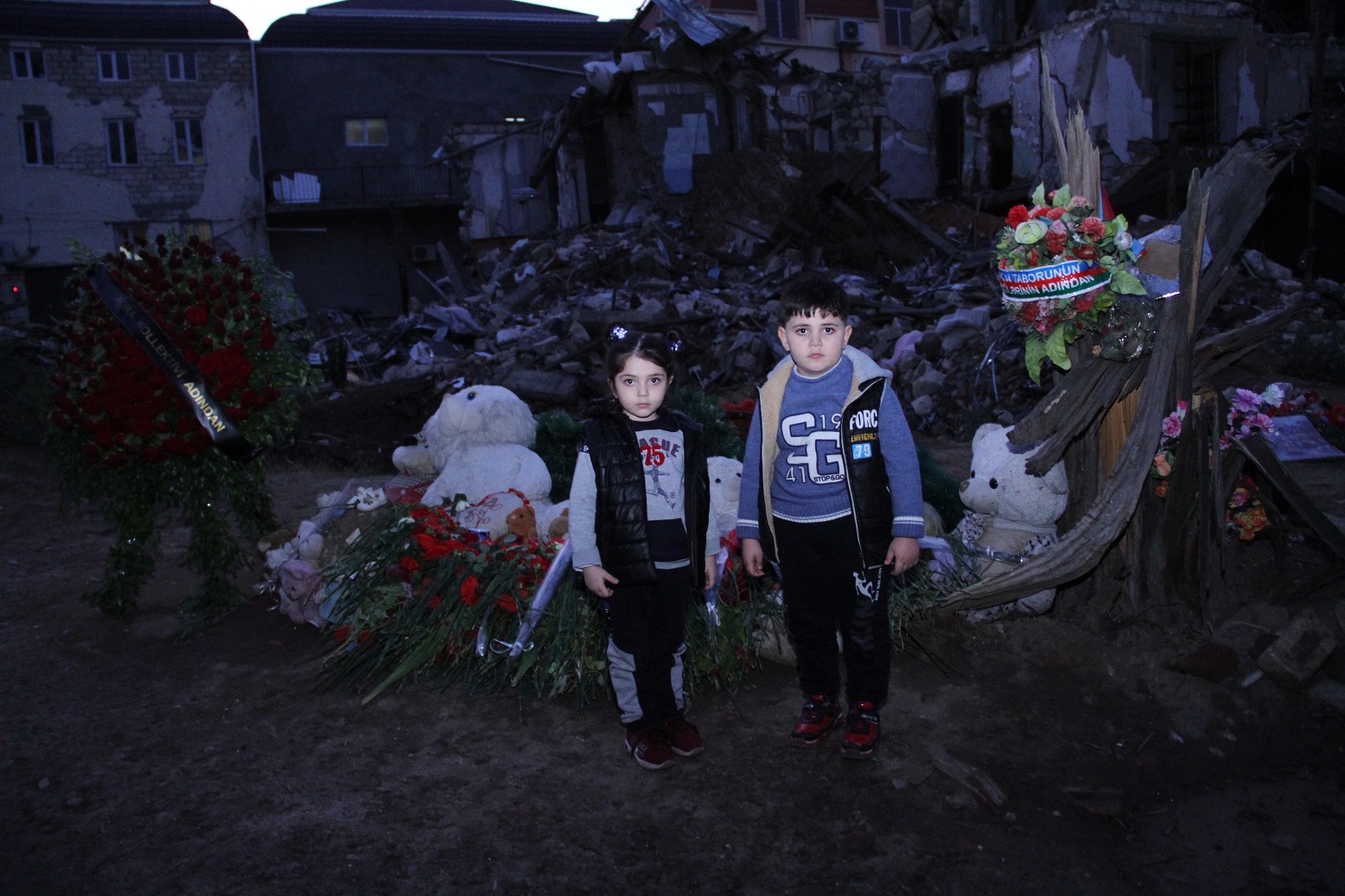 Армения умирает. Армянский терроризм фото. 3 Сентября 1943 года бомба упала на детский дом. Бомба упала на кладбище.