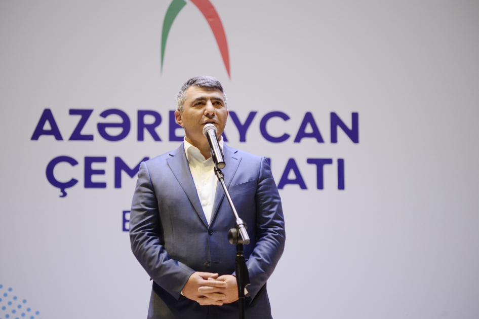 Ropa nacional de Azerbaiyán de hombres y mujeres - AZERTAC