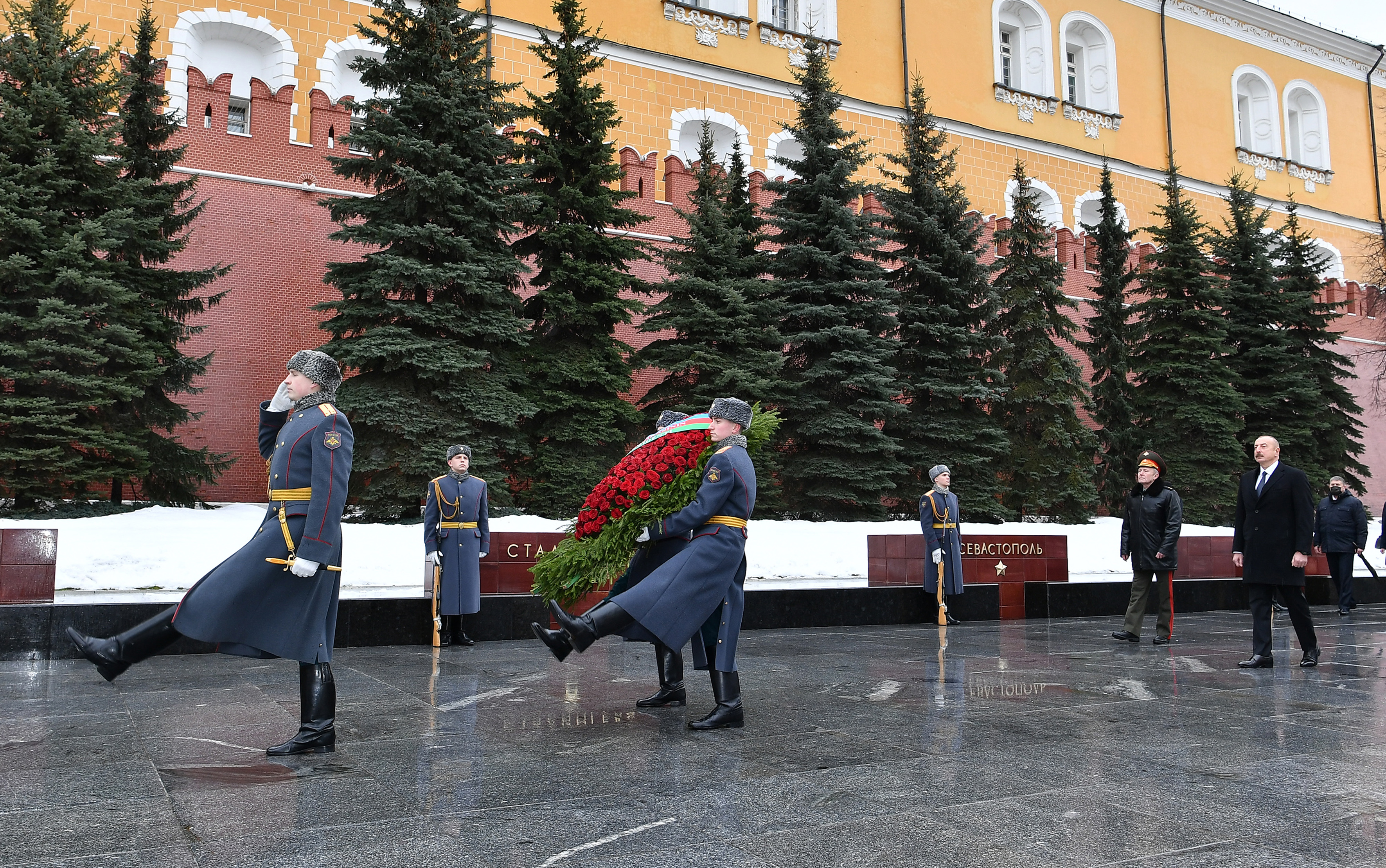 Александровский сад неизвестный солдат. Ильхам Алиев возложил венок. Почетный караул у кремлевской стены. Могила неизвестного солдата Москва. Возложение венков к могиле неизвестного солдата.