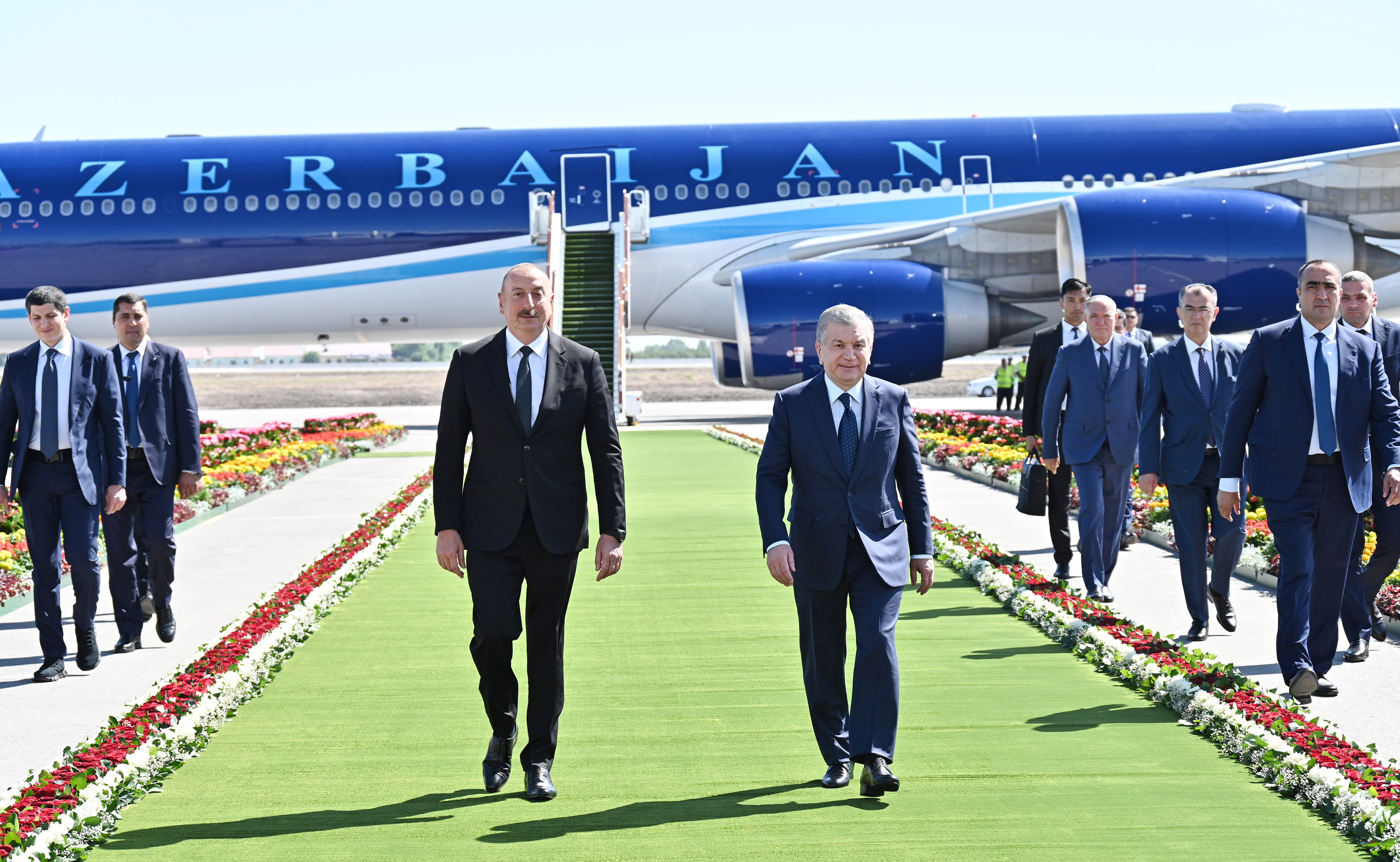 President visit. Президент Ильхам Алиев прибыл в Узбекистан. Ильхам Алиев и Шавкат Мирзиёев. Самолет президента Азербайджана. Самолет Узбекистан.