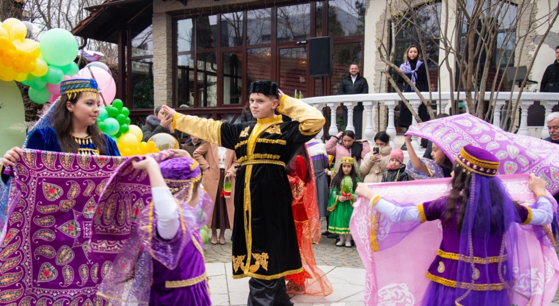 Какие праздники в мае в азербайджане. Новруз в Азербайджане. Праздник Новруз в Азербайджане. С праздником Навруз на азербайджанском. Навруз у азербайджанцев.