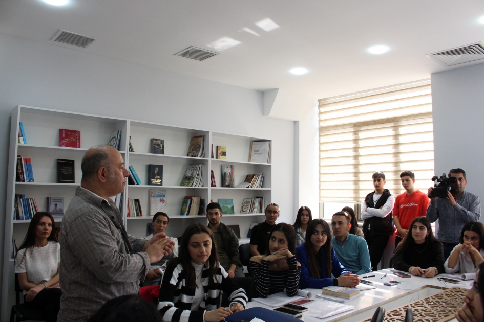 Türkiyəli telejurnalistlər BDU-da praktik seminar keçiriblər
