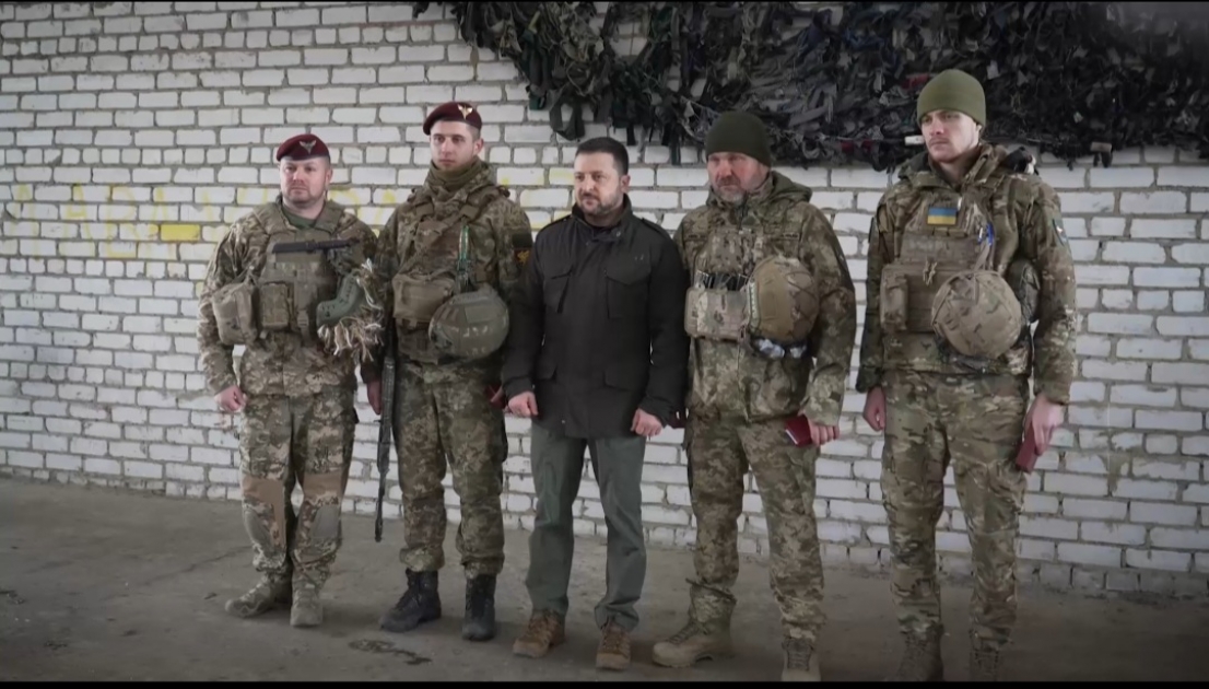 Ukrayna Prezidenti cəbhənin ön mövqelərinə baş çəkib