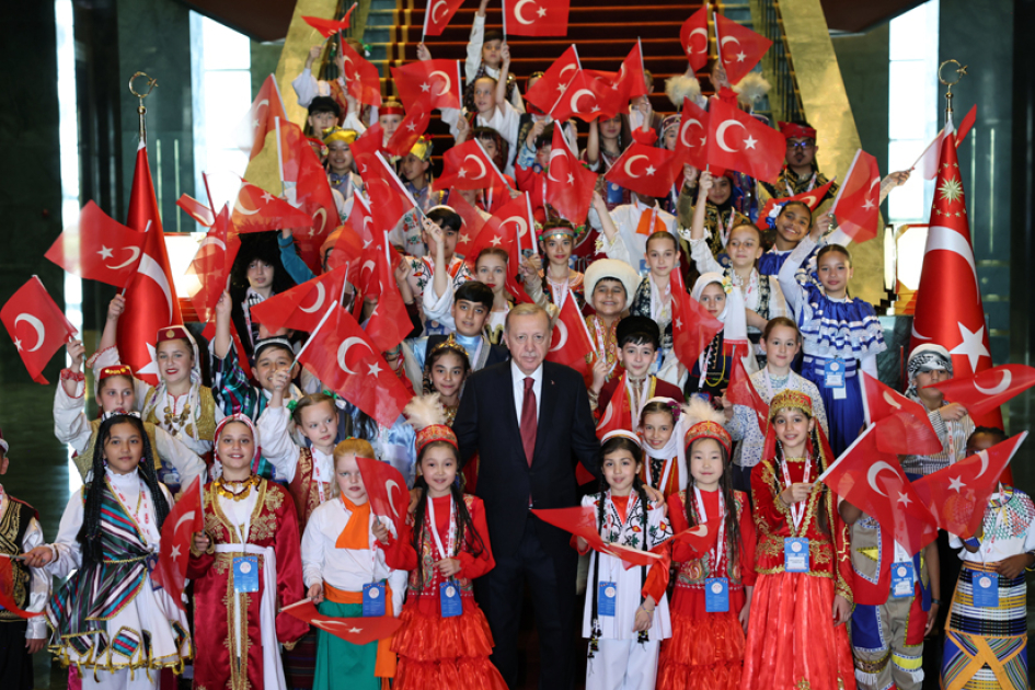 Türkiyə Prezidenti müxtəlif ölkələrdən Ankaraya gələn uşaqlarla görüşüb