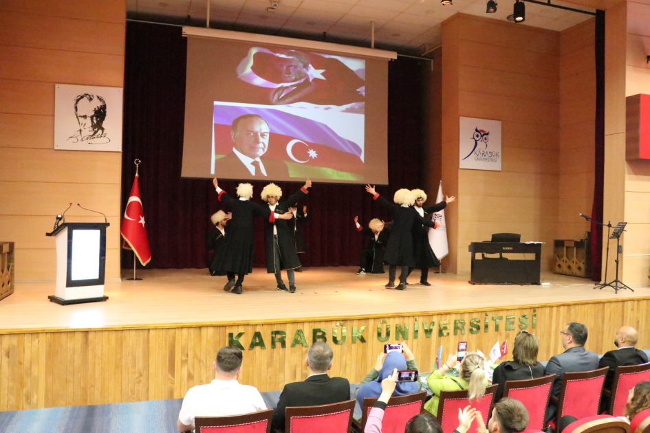 Türkiyənin Karabük Universitetində Ümummilli Lider Heydər Əliyevə həsr olunmuş konsert təşkil edilib