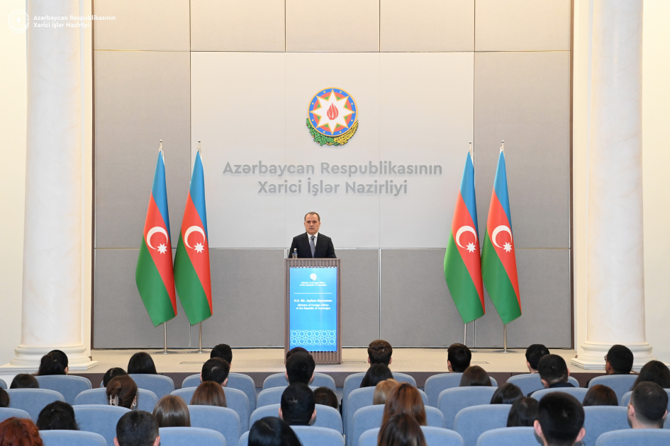 Xarici işlər naziri diplomatik xidmət orqanlarında əmək fəaliyyətinə yeni başlayan gənc diplomatlarla görüşüb