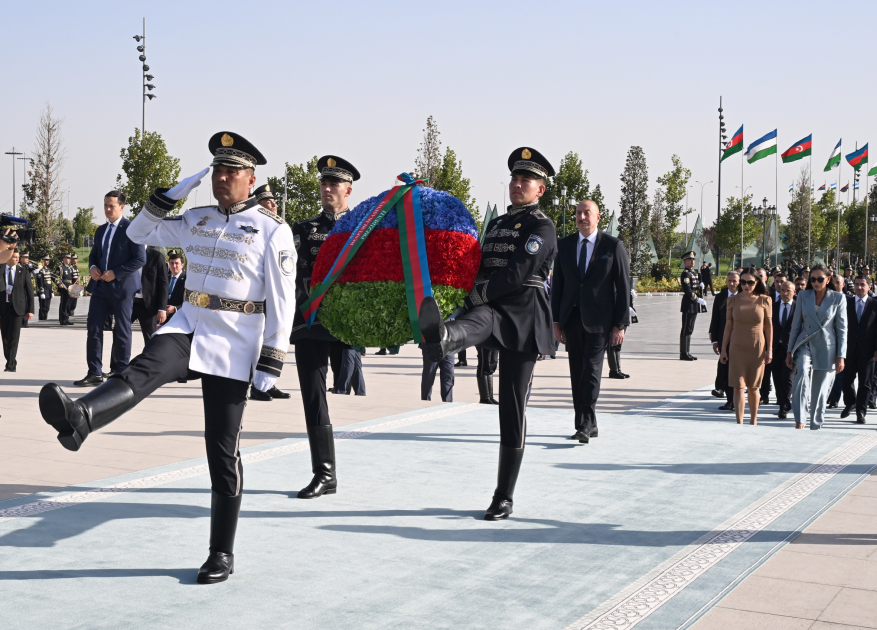 Prezident İlham Əliyev, birinci xanım Mehriban Əliyeva və qızları Leyla Əliyeva Daşkənddə Müstəqillik abidəsini ziyarət ediblər YENİLƏNİB