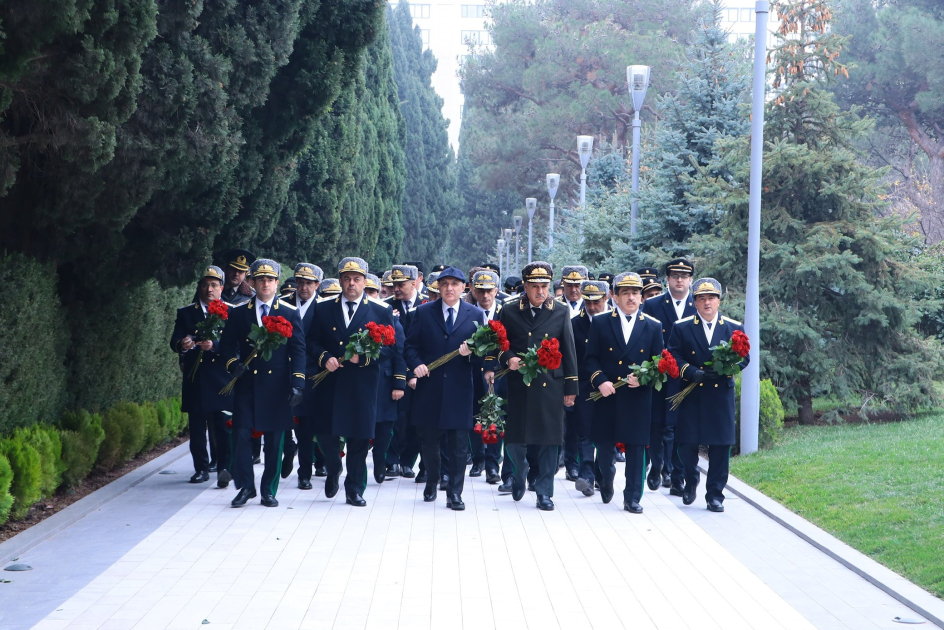 Baş Prokurorluğun əməkdaşları anım günü ilə bağlı Fəxri xiyabanı ziyarət edib